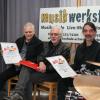 Bei den Produktionen, die Helmuth Treichel (Bildmitte) zum Deutschen Rock- und Pop-Preis eingereicht hatte, wirkten die Musiklehrer Karlheinz Hornung (links) und Herbert Heim mit.
