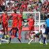 Leverkusens Hakan Calhanoglu (10/verdeckt) zirkelt den Ball zum 0:1 über Hannovers Mauer ins Tor.