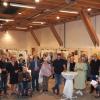 Zur Vernissage der Gemeinschaftsausstellung im Haunsheimer Kornstadel sind viele interessierte Menschen gekommen. 