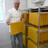Michael Maul vor dem Trockenschrank seiner Ein-Mann-Pastamanufaktur in Waltenhausen. 	