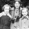 Gustav  Landauers Tochter Brigitte mit den Töchtern von Kurt Eisner , Freya (links) und Ruth, im Jahr 1919 nach dem Tod Kurt Eisner (möglicherweise in Krumbach aufgenommen).