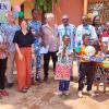 Geschenkübergabe symbolisch an fünf Kinder des Waisenhauses durch die bayerische Delegation (von links): Luitpold Moser, Martin Scheuermann, Rebecca Dietz und Josef Keller.