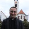 Christoph Wasserrab leitet die Pfarreiengemeinschaft Günzburg. Der 38-Jährige, der 2010 zum Priester geweiht wurde, steht hier vor der Kirche St. Martin. 	