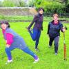 Wärmen sich auf für den ersten Lauf im bayernweiten Projekt Lauf10 (von links): Anita Urban, Melanie Bransch und Birgit Genther-Zawidzki. Die drei Frauen haben sich fest vorgenommen, die zehn Wochen durchzuhalten. Foto: Langner