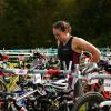 In einem Meer aus Fahrrädern steht Nadine Bender. Die Friedbergerin hatte in Immenstadt beim Schwimmen diesmal große Probleme und musste sich vor dem Radeln einige Zeit erholen. 