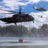 Auftanken: Hubschrauber der Bundeswehr nehmen jeweils 5000 Liter Löschwasser in einem See auf.