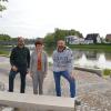 Das Donauufer in Lauingen wurde in den vergangenen Monaten neu gestaltet. Martin Koller (links), Bürgermeisterin Katja Müller und Bauleiter Tobias Trebs sehen sich gemeinsam das Ergebnis an.