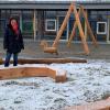 Gut lachen haben Kita-Leiterin Christine Long-Wieland und Bonstettens Bürgermeister Anton Gleich: der neue Spielplatz für die Erweiterung ist fast fertig.  	