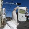 Ein Greenpeace-Mitarbeiter misst die Strahlung in 40 km Entfernung vom Kraftwerk Fukushima Eins. dpa