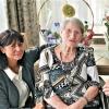 Zu ihrem 100. Geburtstag nahm Elise Schattner auch die Glückwünsche von Einrichtungsleiterin Ulrike Werlitz und Pflegedienstleiter Timo Thöle entgegen.
