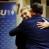 Bundestagsabgeordneter Alexander Engelhard gratuliert der CSU-Landratskandidatin Eva Treu.
