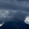 Der 2047 Meter hohe Gipfel des Säulings bei Füssen (Schwaben) hüllt sich in düstere Wolken: Bei einer Bergtour in Tirol ist am Sonntag ein 26-jähriger Augsburger tödlich verunglückt.