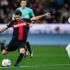 Leverkusens Jonas Hofmann (l) trifft zum 2:0.