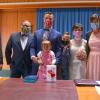 Vereint hinter Mundschutz: Die Hochzeitsgesellschaft im Rathaus von Bad Wörishofen ist in Corona-Zeiten gezwungenermaßen klein. Die Regeln zum Infektionsschutz gelten auch dort.  	