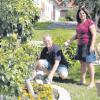 Noch einmal richtig nutzen will Hans Dumbs seinen letzten Urlaubstag. Ehefrau Viktoria hilft ihm dabei, die Steine für die Mähkanten im Garten zu verlegen. 