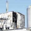 Am Tag danach: Die ausgebrannte Produktionshalle der Firma SGL in Meitingen, die einsturzgefährdet ist. 