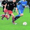 Spielmacher im Laufduell: Markus Nägele (TSV Kirchheim, links) treibt den Ball, Tobias Böck (SV Salgen/Bronnen) läuft nebenher. Foto: Wörishofer