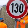 Ein Straßenwärter montiert ein Tempolimit-Schild: In Franken und Schwaben wird so schnell gerast wie nirgends sonst auf deutschen Autobahnen.  	