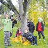 Einen äußerst feuchten Herbsttag hatten die Schüler der Carl-Orff-Mittelschule erwischt, als sie zur Apfelernte in den Schacky-Park kamen.  