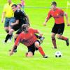 Spielerisch lief nicht viel zusammen im Kellerduell zwischen dem FC Silheim (in schwarzen Trikots) und dem SV Oberroth. Foto: marg