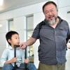 Der chinesische Künstler und Regimekritiker Ai Weiwei wird am Flughafen München von seinem Sohn Ai Lao begrüßt.