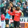 Die Augsburger Spieler bejubeln den Treffer in der Nachspielzeit beim SV Werder Bremen.