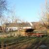 Auf der Wiese hinter der bunten Blockhütte
wird die Kinderkrippe gebaut.