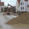 Die Raiffeisenstraße in Deiningen ist aktuell eine Baustelle. Eine Vielzahl von Maßnahmen steht von Gasleitungen bis zur Beleuchtung an. 