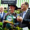 Kurze Bio-Pause: Landwirtschaftsminister Christian Schmidt (rechts) bekommt vom Kemptener Bio-Gärtner Christian Herb Pesto-Schnittchen gereicht.