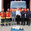 Die Feuerwehr Eresing besitzt jetzt einen Defibrillator. Im Bild (von links) Johann Müller, Christoph Resch, Heinrich Nadler, Josef Loy, Tobias Resch und Thomas Resch. 
Foto: Alwin Reiter