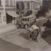 Als der Verkehr noch überschaubar war: die Krumbacher Bahnhofstraße vermutlich um 1930, links Korbwaren Mayer, heute ÜWK, und rechts die Volksschule, später Fachoberschule.  	