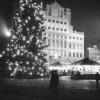 1971: Der obligatorische Weihnachtsbaum gehört als feste Größe zum Augsburger Christkindlesmarkt auf dem Rathausplatz.