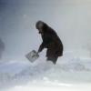Eine Frau schaufelt sich in Boston einen Weg zu ihrem Auto frei. Über die Ostküste der USA fegt eine Kältewelle.