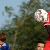 Die Bundesligaprofis des VfB Stuttgart (rechts Chadrac Akolo gegen Maurizio Scioscia) hatten im Testspiel gegen den FV Illertissen ein hartes Stück Arbeit zu verrichten. 