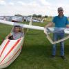 Auch der Luftsportverein Illertissen baute als letztes Flugzeug in Eigenregie aus einem Bausatz einen L-Spatz 55. Dennis Mischka sitzt im Cockpit, Udo Hartmann hält die
Abdeckung. 