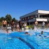 Ab ins Wasser: Die Fußballer des FC Augsburg begannen ihren Triathlon im Landsberger Inselbad. 