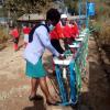 An der Academy Munyu in Kenia wurden im Freien zehn Waschbecken mit Fußpedal installiert. 