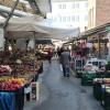 Der Stadtmarkt in Augsburg lädt zum Flanieren ein.