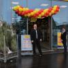 Verkaufsleiter Mathias Müller und Filialleiterin Louisa Krüll freuen sich über die gelungene Eröffnung. 	