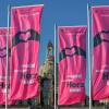 Dresden hat sich geschmückt, überall ist das in Pink gehaltene Logo des Evangelischen Kirchentages ein Blickfang. dpa