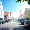 Der Obere Stadtplatz in Aichach mit Blick auf das historische Rathaus.