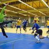 Durch die Lücke: Schwabmünchnens Handball-Torwart Frank Hübenthal im grünen Trikot erwischt den Ball nicht. Die Handballer müssen sich Dachau geschlagen geben.