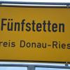 Ortsschild von Fünfstetten im Landkreis Donau-Ries.