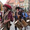 Viele Besucher aus Mindelheim und Umgebung haben sich die italienischen Fahnenschwinger am zweiten Frundsbergfest-Wochenende angeschaut.