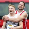 Zu seiner Bestzeit über 110 Meter Hürden gratulierte auch der WM-Dritte Kai Kazmirek dem Ulmer Manuel Eitel (vorne).  	