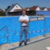 Monheims Bürgermeister Günter Pfefferer freut sich über den Beginn der Badesaison – und mit ihm die Gäste des „Nostalgiebads“. Doch auch dort macht Corona nicht Halt. Es gibt eine Reihe von Einschränkungen. 	 	
