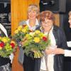 Blumen mit „Fairen Rosen“ für die Gründungsdamen: Traudel Schattenmann (re.), die Vorsitzende des Eine-Welt-Arbeitskreises, bedankte sich bei (v. li.) Christl Schreer (Ursula Rauschenbach vertretend), Jutta Volger und Gertraud Schneider.  