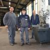 Metallbaumeister Albert Lauter (von links) ist stolz auf den Erfolg seines ausgebildeten Gesellen Timo Müller, und darüber freuen sich auch die Chefs Rupert und Alois Renner.