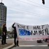 Als ein "Akt des zivilen Ungehorsams" veranstalteten Aktivisten des Klimacamps eine Demonstration vor der Augsburger Kongresshalle. 