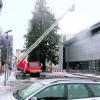 Die Freiwillige Feuerwehr Dillingen entfernte gestern Mittag auf dem Dach des Stadtsaales am Kolpingplatz vorsorglich letzte Schneereste, nachdem sich ein Stahlteil verschoben hatte. Foto: von Neubeck